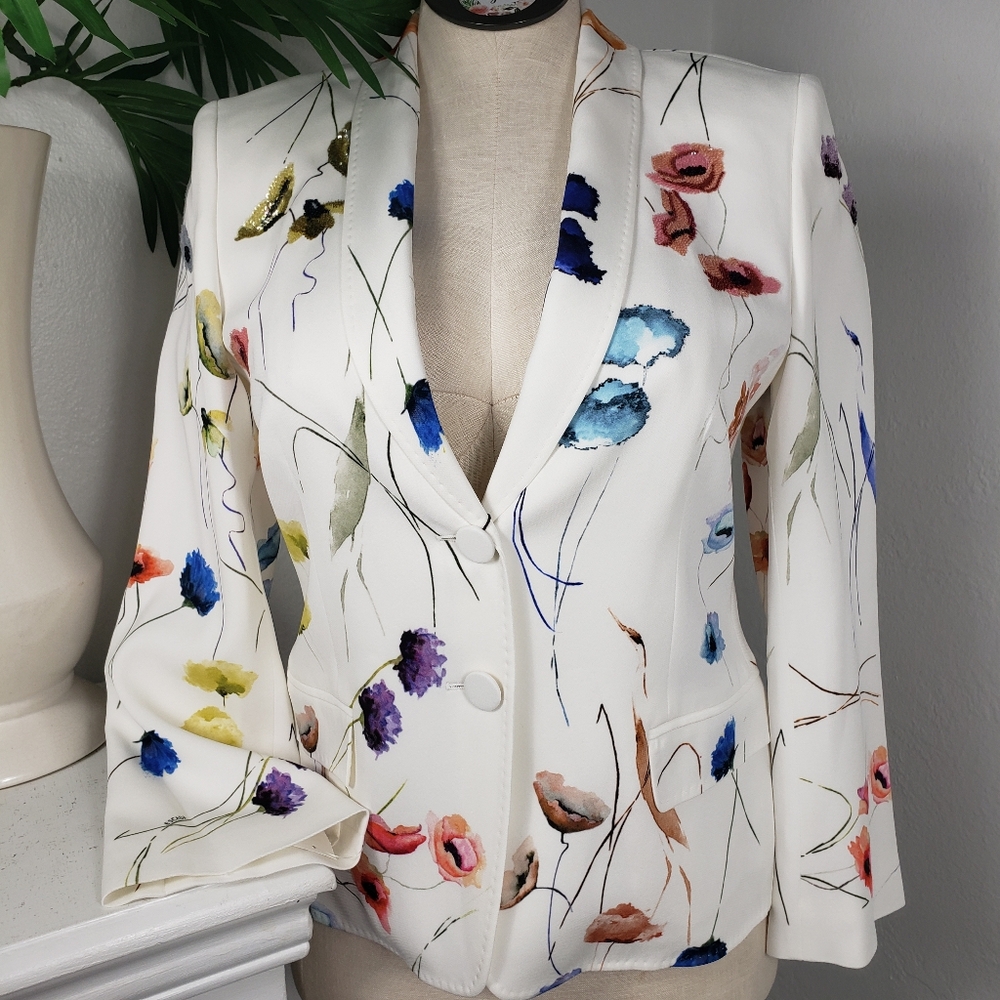 Escada White w/ Bright Floral  & Sequin details. Pockets Coquette Resort 40/10